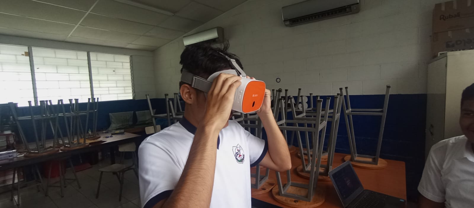 Persona usando lentes VR